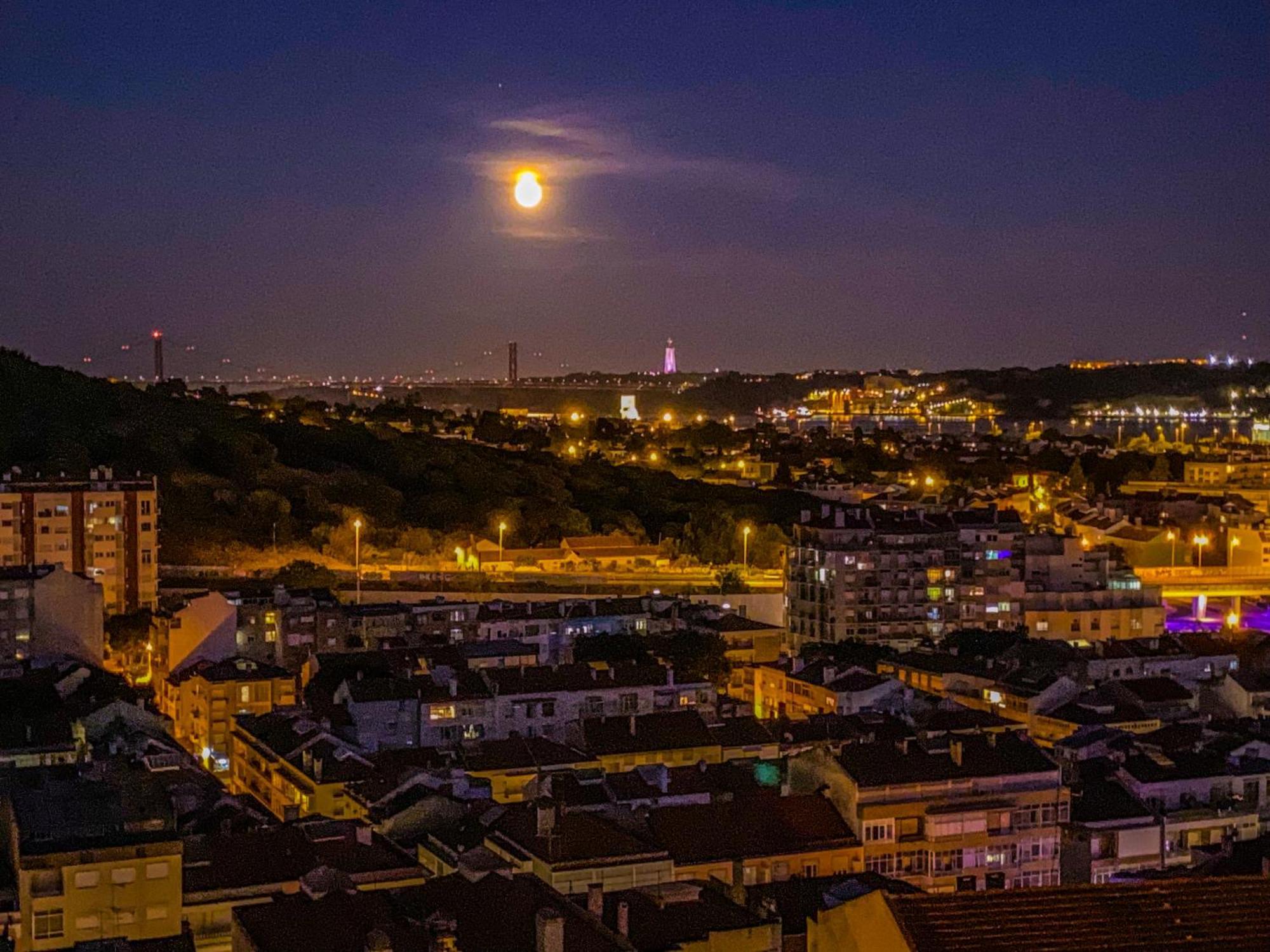 Ideally Located With Perfect Views Algés Exterior foto
