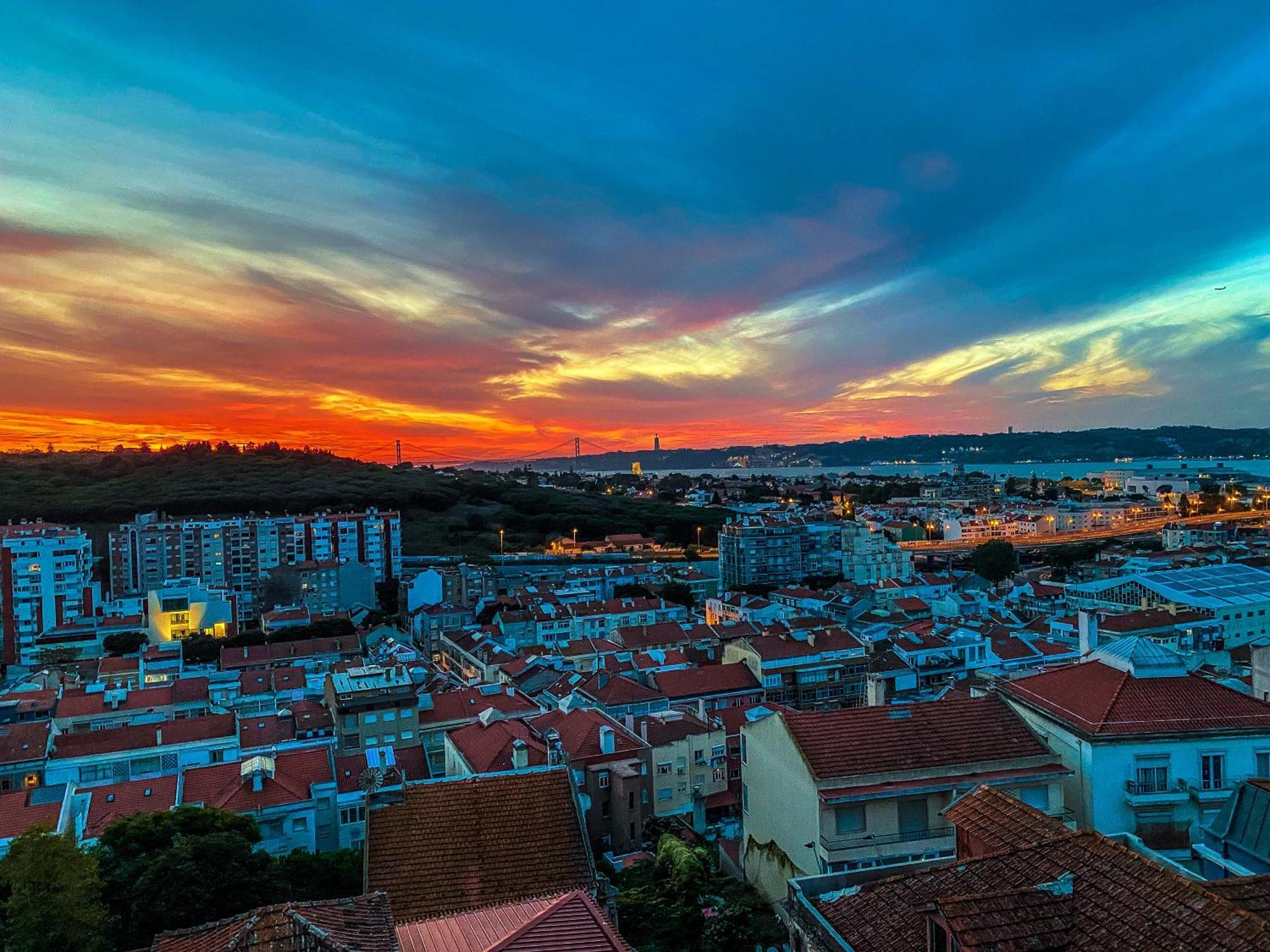 Ideally Located With Perfect Views Algés Exterior foto
