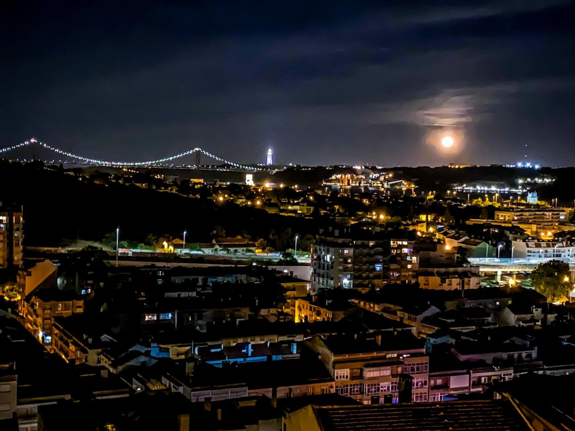 Ideally Located With Perfect Views Algés Exterior foto