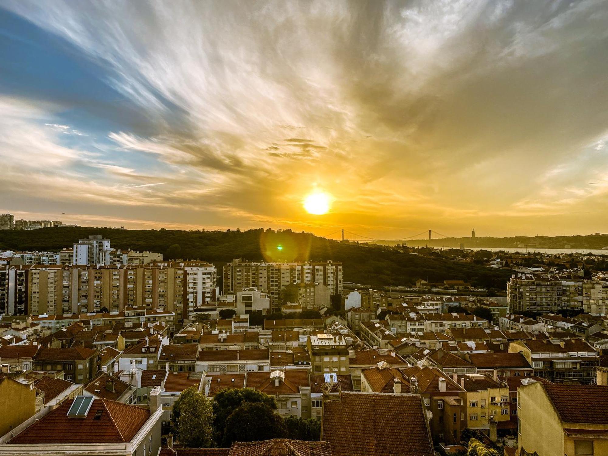 Ideally Located With Perfect Views Algés Exterior foto
