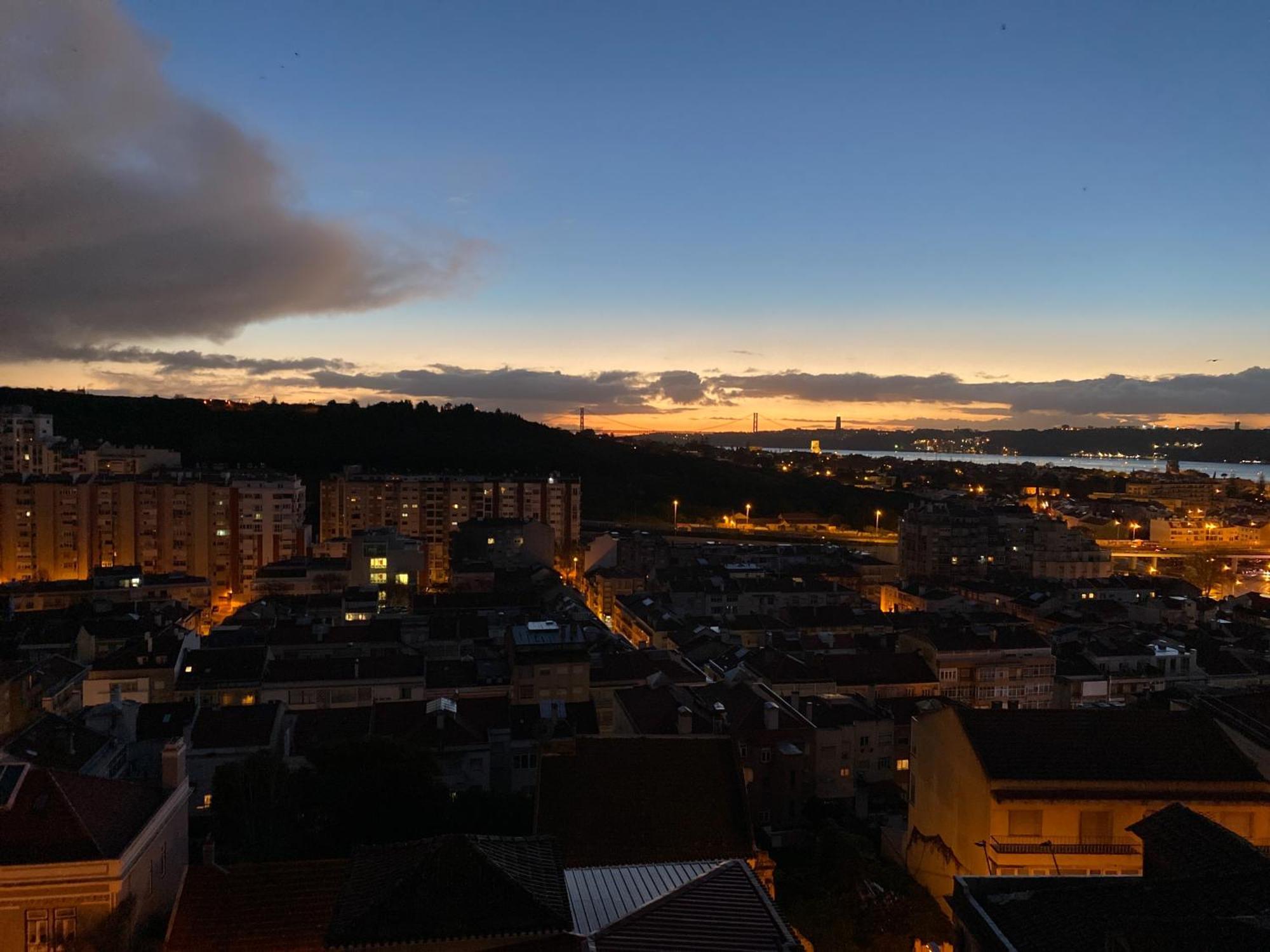 Ideally Located With Perfect Views Algés Exterior foto